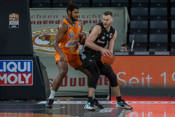 他还对射击 他还对射击